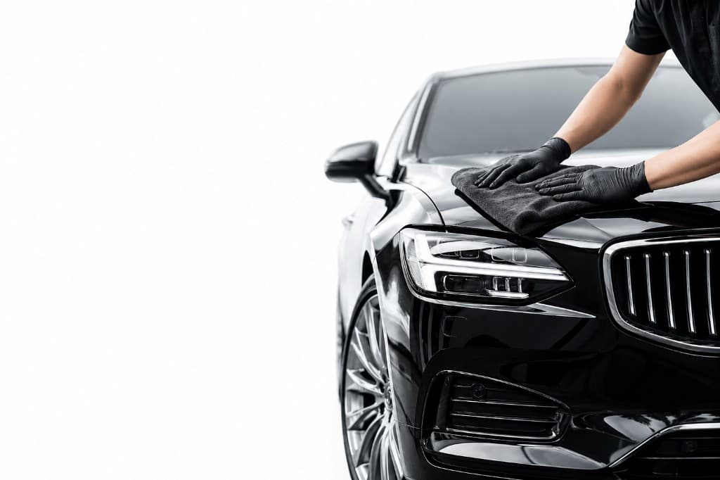 高級セダンを手作業で拭き上げる出張洗車イメージ